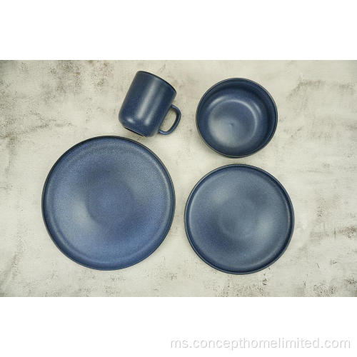 Makan malam stoneware yang ditetapkan dalam warna biru gelap selesai